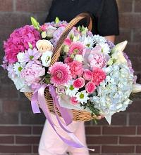 Цветочная композиция из Розы, Хризантемы, Пионы и Лизиантусы в корзине в Смышляевка