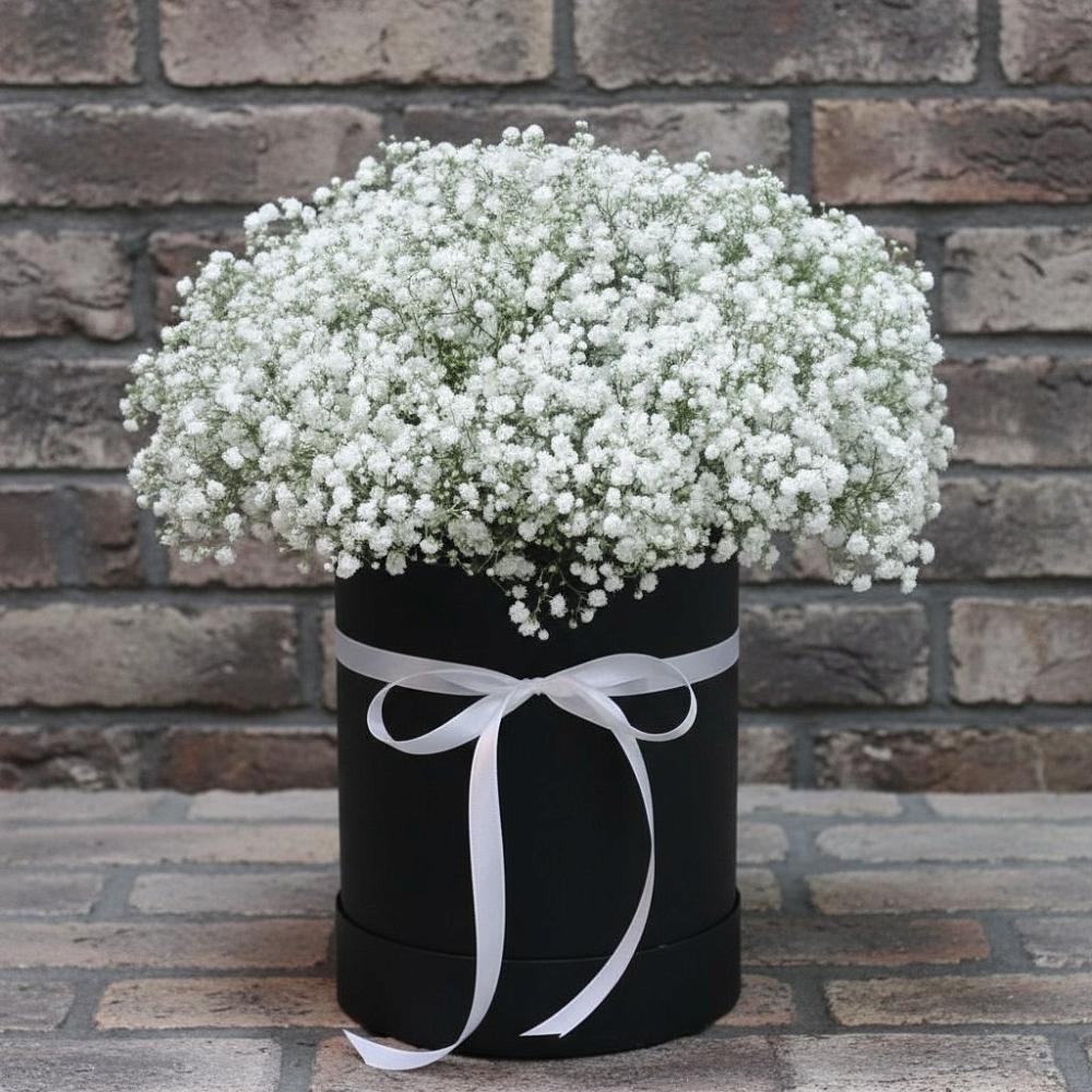 Цветочная композиция из Гипсофила в шляпной коробке в Смышляевка