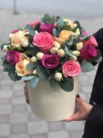 Цветочная композиция из Розы в шляпной коробке в Смышляевка