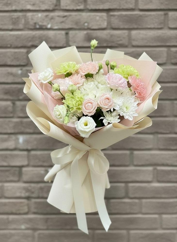 Букет цветов из: Гвоздики, Розы, Лизиантусы и Хризантемы в Смышляевка