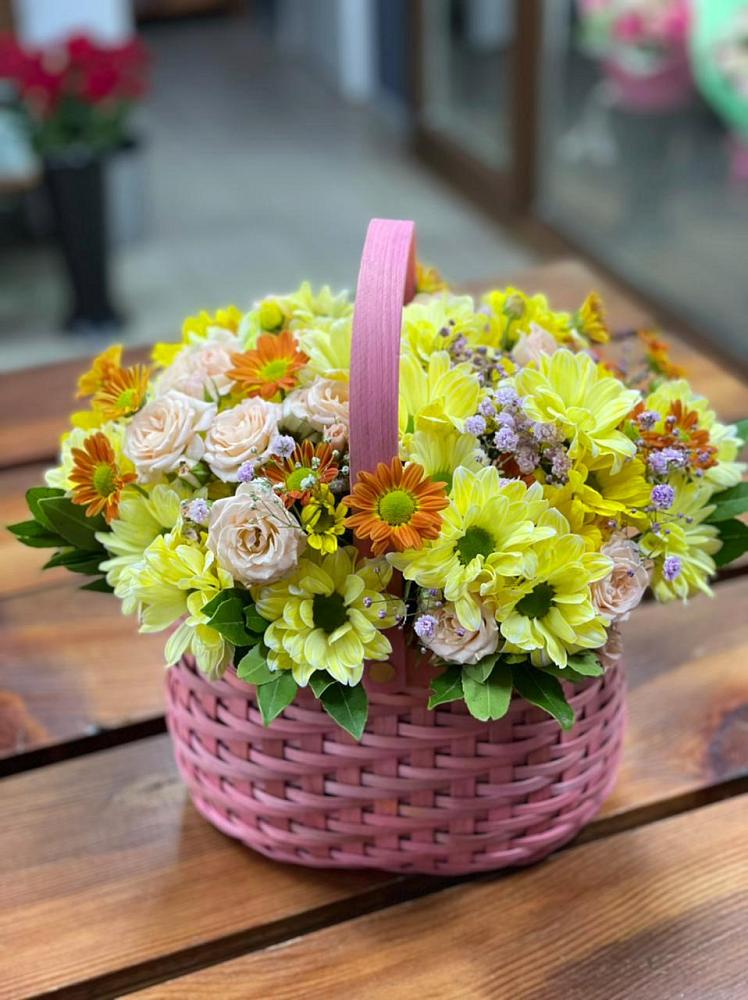 Цветочная композиция из Хризантемы и Розы в корзине в Смышляевка