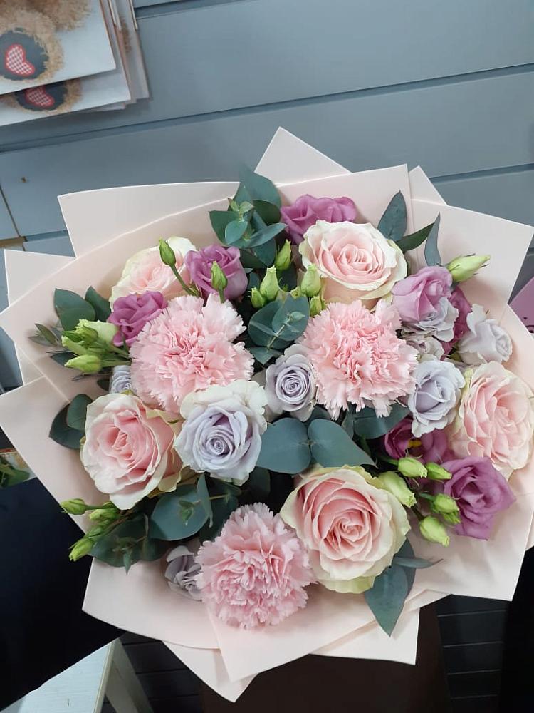 Букет цветов из: Розы, Гвоздики и Лизиантусы в Смышляевка